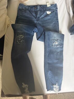 Hollister women’s Dark Blue Skinny Jeans with Distressed Knees